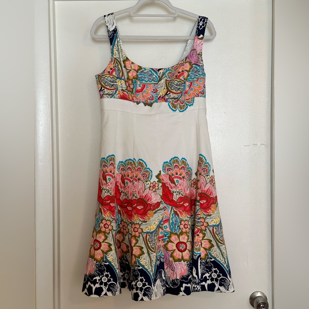 Adorable fit and flare dress from Nine West. Size 8. EUC